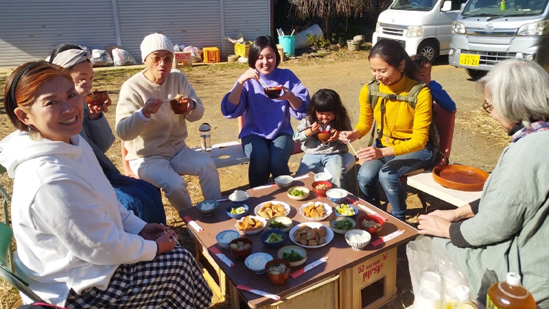 食-みんなとの食事風景